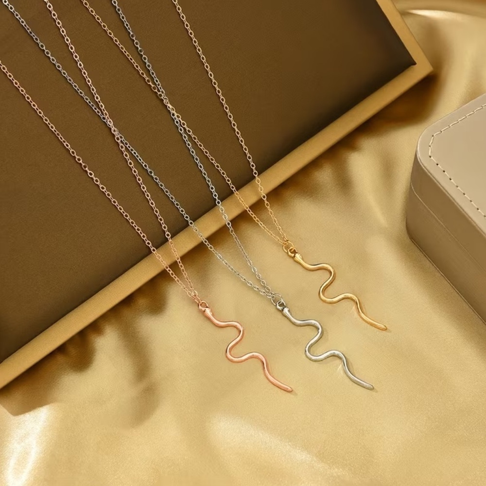NEW Elegant Gold Snake Pendant Necklace. 🐍 Holiday Gift. Birthday Gift 🎁 - Picture 3 of 4